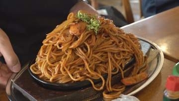 “調理がほぼ筋トレ”の老舗喫茶店 雪崩必至の爆盛ナポリタンから客に「枕」と称される全長31cmオムライスまで