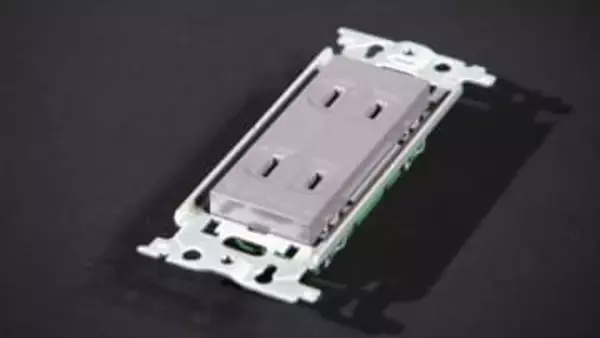 左の穴は0ボルト、右は100ボルト…コンセントの秘密を徹底解明　1秒間に8個を製造の国内トップシェア企業に潜入取材！