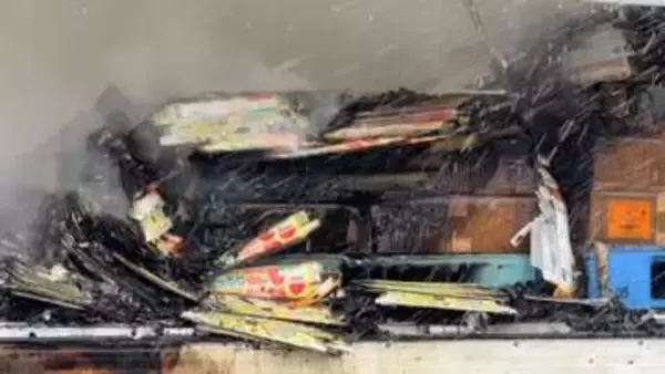 「「走行中に焦げた臭い」早朝の国道でトラック大炎上　荷台部分が焼け中身は紙やラップ　埼玉・深谷市」の画像