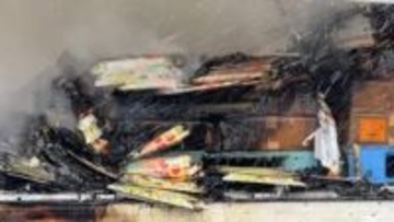 「走行中に焦げた臭い」早朝の国道でトラック大炎上　荷台部分が焼け中身は紙やラップ　埼玉・深谷市