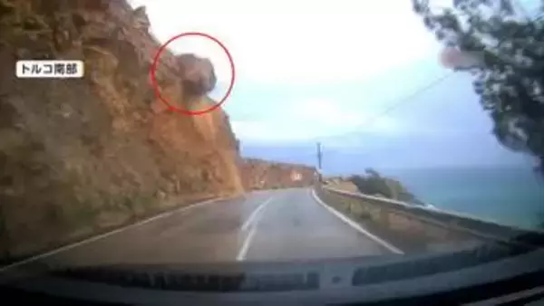 「走行中に左から“土砂”　車をのみ込みフロントガラス割れる　道路状況は地元民「岩が落ちてくるのは明らか」トルコ」の画像