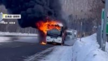 「大型バスが燃えている」高速道路でバスが激しく炎上　エンジン付近激しく燃える　乗客乗員5人避難　北海道・遠軽町