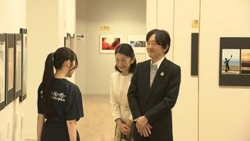 「カメラはどうしたんですか？」写真部出身の秋篠宮さまが写真部門の展示で質問　秋篠宮ご夫妻が全国高校総合文化祭を見学