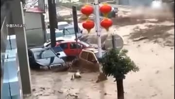 中国で大雨被害 濁流に車流される