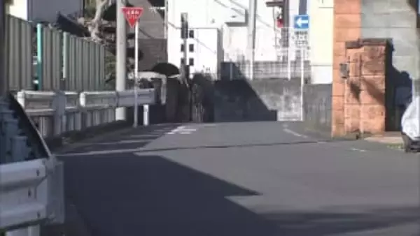 女性が男3人に拳銃のようなもので脅され現金1万円などが入ったショルダーバッグ奪われる…男らは逃走　神奈川・座間市