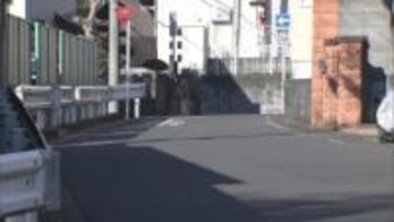 女性が男3人に拳銃のようなもので脅され現金1万円などが入ったショルダーバッグ奪われる…男らは逃走　神奈川・座間市