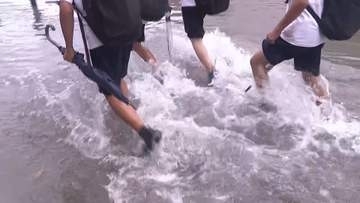 名古屋市の栄駅前が冠水　愛知と岐阜で「線状降水帯」発生　避難途中で水没する車も　三重でマンホールから水柱　内水氾濫発生か