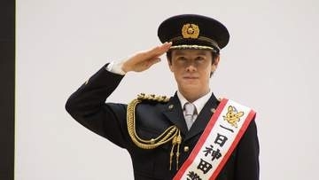 ウエンツ瑛士さん神田署で一日署長　「自転車で車道走っていて歩道の信号も見とかないといけない」　交通ルール順守呼びかけ