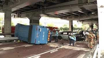 高級外車など3台からむ事故でゴミ収集車横転　運転手が一時閉じ込められる　浜離宮庭園近くで　東京・港区