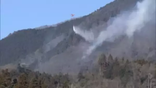 山梨の山火事6日目129ヘクタール延焼　上空から消火活動も鎮火のメド立たず77世帯145人の避難指示を継続