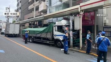 「人が歩いていたら大事故に」商店街で中型トラックが歩道乗り上げ電柱に激突　運転手を搬送　東京・JR西荻窪駅近く