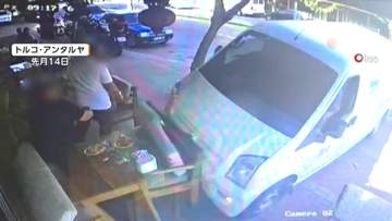 車が急にカーブしカフェに突っ込む　テラス席の2人巻き込まれ女性1人けが　運転手がハンドル操作誤ったか　トルコ