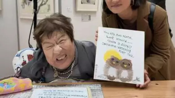 ロンドンで見えた“口と足で描く”障がい者アート70年の厚み　日本人画家が「寄り添うフクロウ」に込めた願い