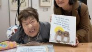 ロンドンで見えた“口と足で描く”障がい者アート70年の厚み　日本人画家が「寄り添うフクロウ」に込めた願い