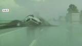 「「雨の日は運転注意」水しぶき上げ走行　次の瞬間スリップして分離帯に激突　一回転して真っ逆さまに　トルコ」の画像1