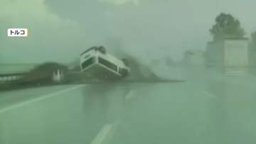 「雨の日は運転注意」水しぶき上げ走行　次の瞬間スリップして分離帯に激突　一回転して真っ逆さまに　トルコ