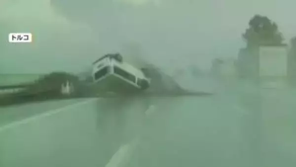 「雨の日は運転注意」水しぶき上げ走行　次の瞬間スリップして分離帯に激突　一回転して真っ逆さまに　トルコ