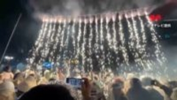 “最も危険な祭り”飛び交う200万発のロケット花火　火の粉の“滝”浴び続ける人も　御利益求め60万人…30人けが　台湾
