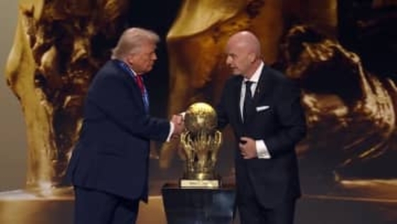FIFAがトランプ大統領に新創設した「FIFA平和賞」授与…ガザ和平合意仲介など評価　会場外では移民政策など批判する人たちが抗議