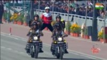 まるで曲芸！インド軍事パレードでバイク上での鉄棒・ハシゴ上り・組体操も披露…驚異の二輪車部隊「デアデビルズ」