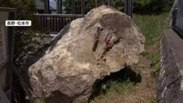猛スピードで転がる巨大岩　家の車庫に直撃　落石の原因不明で土のう積み上げ対策　住民から不安の声　長野