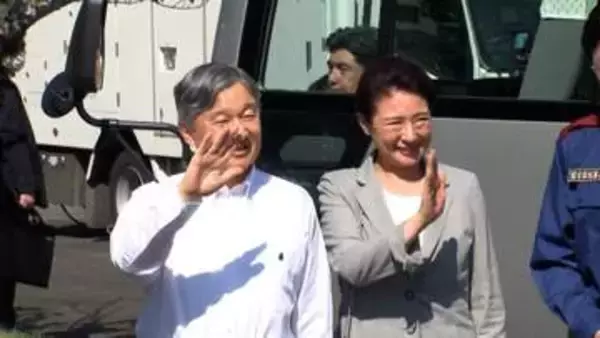 胸元に「くまモン」付け両陛下が被災地・熊本を訪問　被災者お見舞い災害対策尽力者ねぎらわれる　沿道に多くの人「写真は家宝にします」