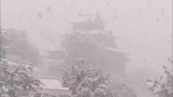 最強最長“居座り寒波”で雪の横浜「鍋総選挙」に行列　－2度の箱根で観光客ブルブル　青森はホワイトアウト　国宝・松江城も雪化粧