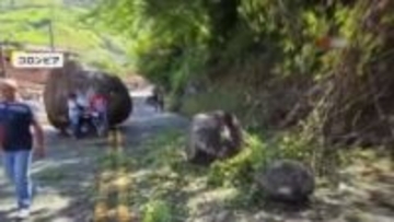 「あわや下敷き」バイク置いて逃げ出した次の瞬間…落ちてきた巨大岩につぶされバイクがぺしゃんこ　コロンビア