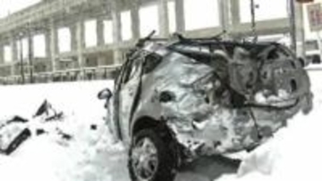 踏切内で車と貨物列車が衝突　雪で動けなくなった可能性　通勤通学時間の事故に人であふれかえる駅も