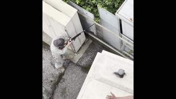 【独自】“宇都宮クマ”捕獲直前映像　麻酔銃で1頭を捕獲…畑には巨大な足跡　複数個体がいる可能性、市立の小中学校は10日も休校