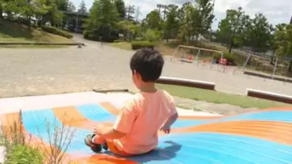 滑り台の表面が70度超え…夏の公園に潜む「子供のやけど」リスク　手の平より大きいやけどは受診を