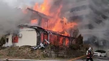 焼け跡の遺体はいったい誰？　福島・郡山市で住宅火災　留守にしていた家主と家族は無事を確認　身元の特定進める