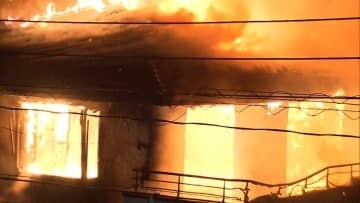 屋根まで炎に包まれ…2階建て住宅が全焼　ケガ人なし　千葉・佐倉市