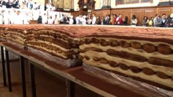 ティラミス“世界一”へ　幅15センチ高さ8センチ以上で440メートル超達成　ギネス大幅更新！切り分け販売し売り上げは全額寄付