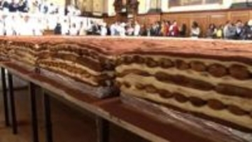 ティラミス“世界一”へ　幅15センチ高さ8センチ以上で440メートル超達成　ギネス大幅更新！切り分け販売し売り上げは全額寄付