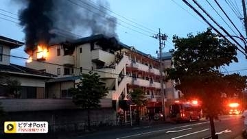 マンション最上階からオレンジ色の炎と黒煙　“火元”の部屋を焼損　男性救助も死亡　住人女性が煙り吸いけが　東京・町田市
