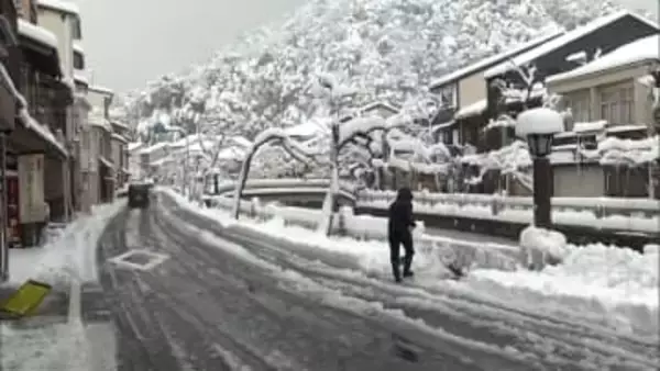 東北道でホワイトアウト、石川ではスリップ事故96件…最強・最長寒波で各地混乱　23日は日本海側中心に大雪の見込み