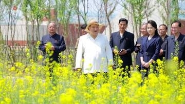 金正恩総書記が“ジュエ氏”とともに菜の花畑を視察「絵画のよう」