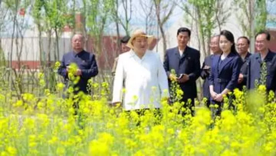 金正恩総書記が“ジュエ氏”とともに菜の花畑を視察「絵画のよう」