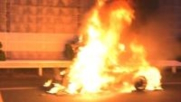 首都高湾岸線で“フェラーリ”燃える火事