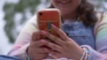 16歳未満のSNS利用が禁止に！世界初施行でインスタやTikTokなど対象…違反企業は最大51億円の罰金　オーストラリア