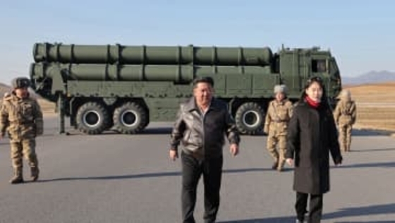 北朝鮮が改良型「大型ロケット砲」4発を試験発射　金正恩総書記と娘“ジュエ氏”が立ち会い