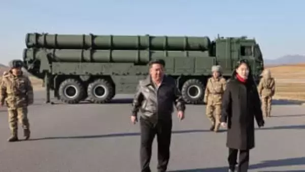 北朝鮮が改良型「大型ロケット砲」4発を試験発射　金正恩総書記と娘“ジュエ氏”が立ち会い