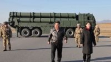 北朝鮮が改良型「大型ロケット砲」4発を試験発射　金正恩総書記と娘“ジュエ氏”が立ち会い