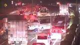 「樟南高校マイクロバスに大型トレーラー追突　長崎道で6台絡む事故、生徒1人重傷　「トラックがすごいスピードでぶつかった」」の画像1