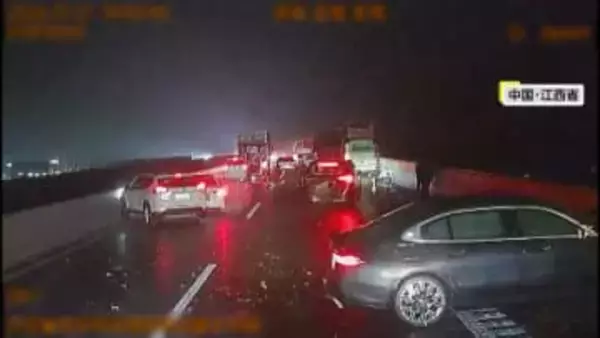 「止まりきれない…」路面凍結の高速道路で次々スリップ！20台以上巻き込む多重事故1人死亡4人ケガ　中国