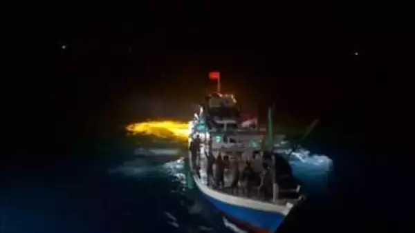 インドネシアの旅客船沈没で18人行方不明　魚捕りかごにつかまって救助された少女も