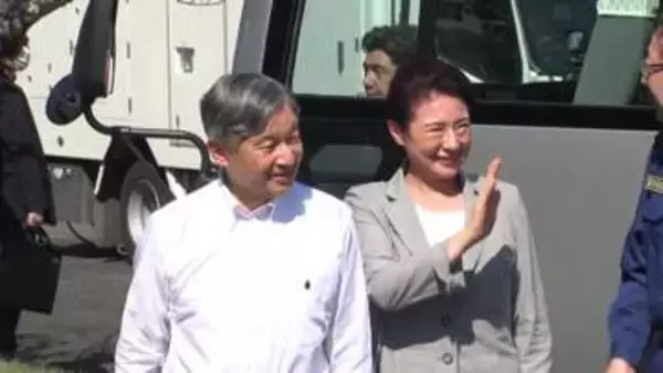 天皇皇后両陛下が被災地・熊本で被災者らお見舞い　胸元には「くまモン」　バスの窓開け沿道の人々に笑顔で応えられる