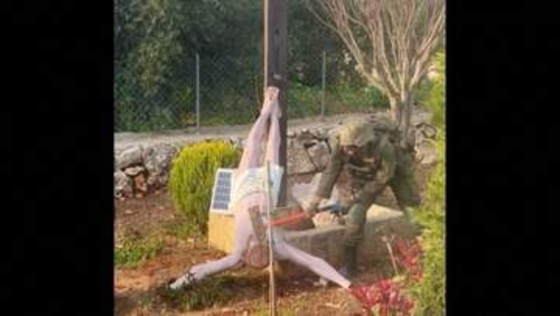 キリスト像を砕いたイスラエル兵の一撃　戦争が呼び覚ました宗教の記憶