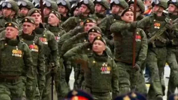 ロシア戦勝記念パレード　赤の広場をロシア軍兵士らが徒歩で行進　軍事車両は参加せず　招待客も数百人規模に